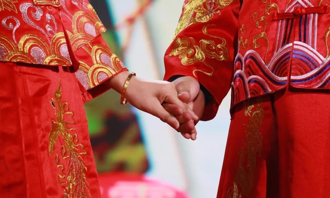 迎亲当天,女方当众拉出警告横幅,看到内容新郎气得当场要退婚休闲区蓝鸢梦想 - Www.slyday.coM 迎亲当天,女方当众拉出警告横幅,看到内容新郎气得当场要退婚休闲区蓝鸢梦想 - Www.slyday.coM