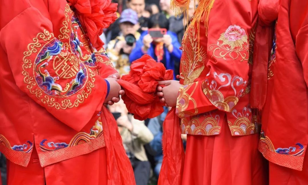 迎亲当天,女方当众拉出警告横幅,看到内容新郎气得当场要退婚休闲区蓝鸢梦想 - Www.slyday.coM 迎亲当天,女方当众拉出警告横幅,看到内容新郎气得当场要退婚休闲区蓝鸢梦想 - Www.slyday.coM