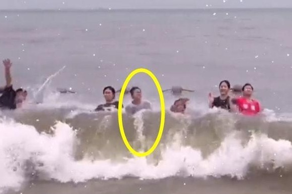 全红婵好会玩!和队友一起冲浪还不忘双手比耶,却被海浪直接打翻休闲区蓝鸢梦想 - Www.slyday.coM 全红婵好会玩!和队友一起冲浪还不忘双手比耶,却被海浪直接打翻休闲区蓝鸢梦想 - Www.slyday.coM