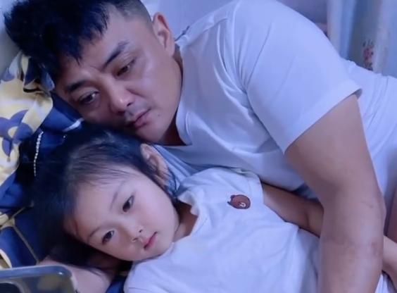 安徽男子深夜玩累回家,发现老婆抱女儿在门口等待,网友大骂男子休闲区蓝鸢梦想 - Www.slyday.coM