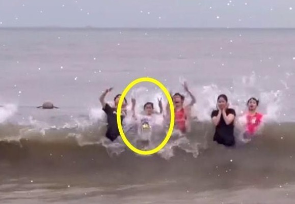 全红婵好会玩!和队友一起冲浪还不忘双手比耶,却被海浪直接打翻休闲区蓝鸢梦想 - Www.slyday.coM 全红婵好会玩!和队友一起冲浪还不忘双手比耶,却被海浪直接打翻休闲区蓝鸢梦想 - Www.slyday.coM