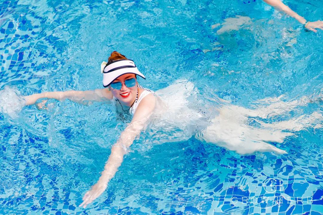 不会游泳的旱鸭子也不用担心,泳池有各种浮排气垫躺在上面吹吹风拍