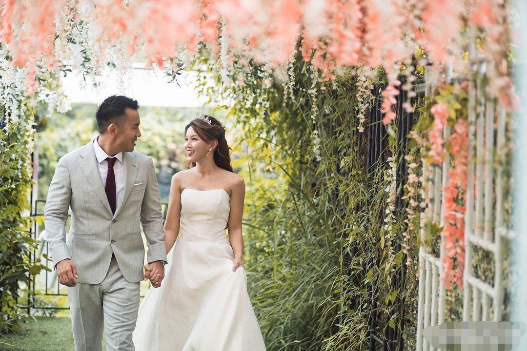 61岁港星4天嫁两女！小女儿晒照官宣结婚，妈妈再婚后改和继父姓休闲区蓝鸢梦想 - Www.slyday.coM