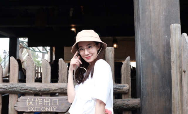 张小斐登金九银十大片封面！蹿红也提升衣品？今昔对比风格变化大休闲区蓝鸢梦想 - Www.slyday.coM