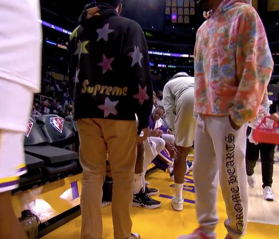 湖人集体看录像一幕曝光!詹眉与队友积极讨论,4连败现危机吗休闲区蓝鸢梦想 - Www.slyday.coM 湖人集体看录像一幕曝光!詹眉与队友积极讨论,4连败现危机吗休闲区蓝鸢梦想 - Www.slyday.coM