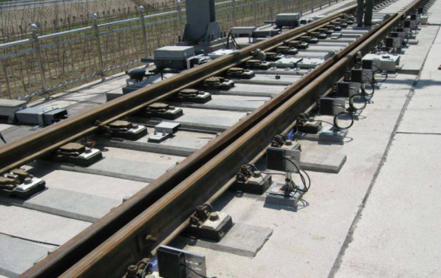 同时为了最牢固的固定轨道,高铁铁轨是使用防脱螺母安装在基座上的