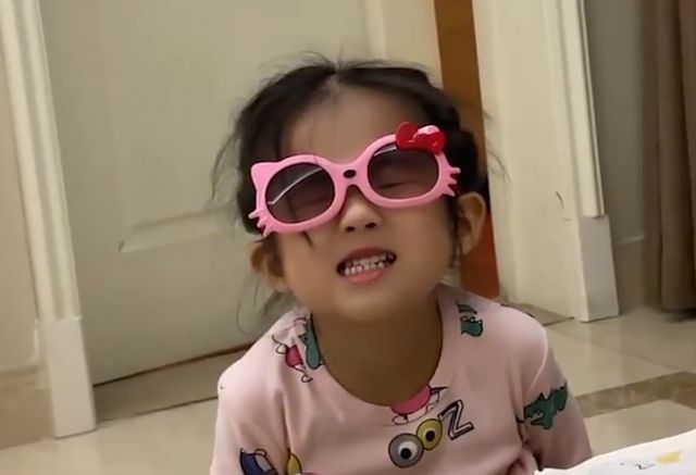 广东一妈妈限量版口红被女儿弄坏,下一秒崩溃大哭,女儿反应亮了休闲区蓝鸢梦想 - Www.slyday.coM