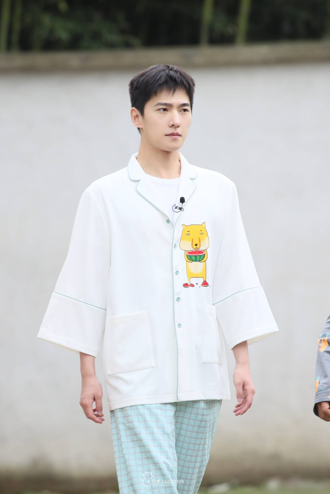 杨洋综艺录制上班饭拍,身穿童趣睡衣……|杨洋_新浪新闻