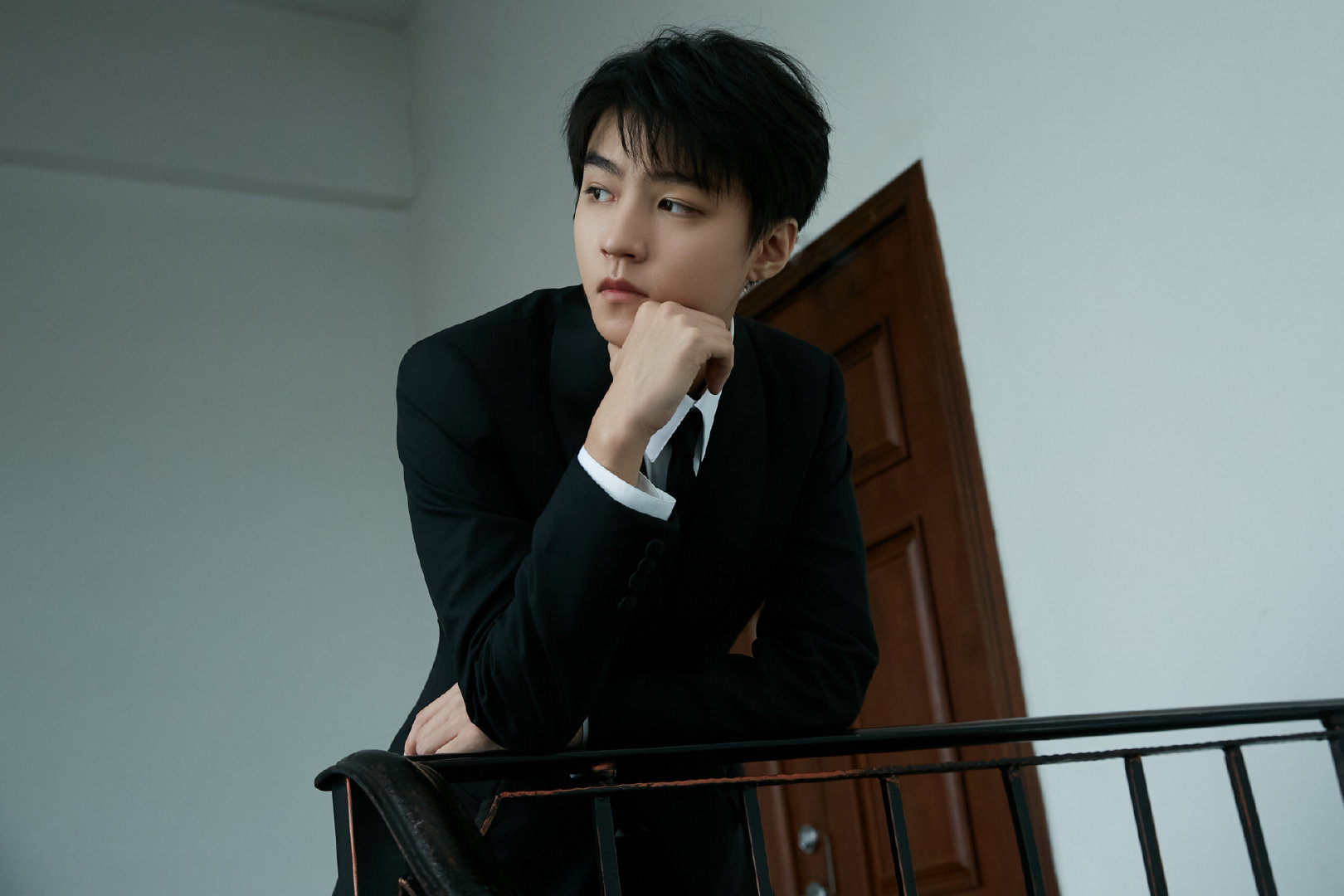 王俊凯黑白质感大片曝光 光影间映衬出少年沉稳的目光……|王俊凯