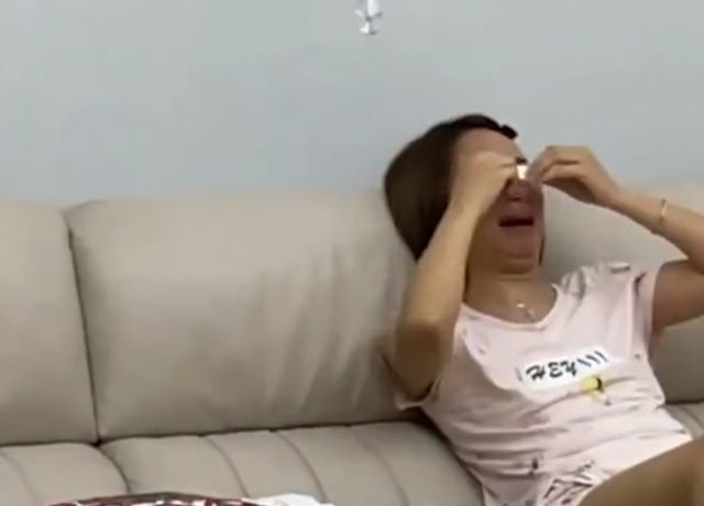 广东一妈妈限量版口红被女儿弄坏,下一秒崩溃大哭,女儿反应亮了休闲区蓝鸢梦想 - Www.slyday.coM