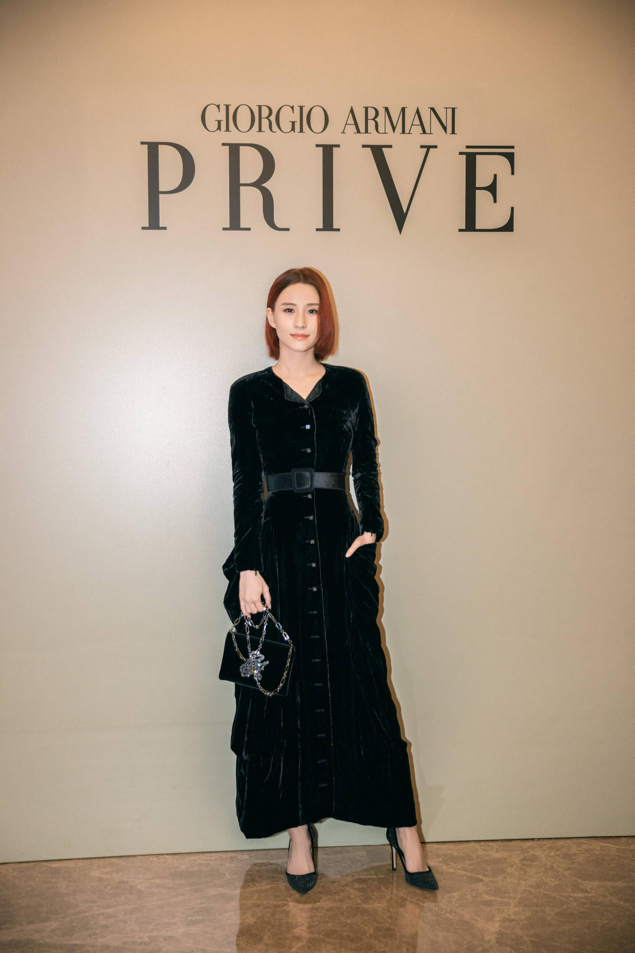 何超莲亮相armani时装秀 黑色刺绣长裙高贵优雅__财经头条