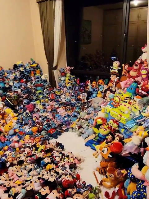 满屋子的迪士尼玩偶这是天堂吧