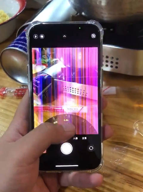网友发现iphone 13拍照的时候,会出现闪屏的情况!