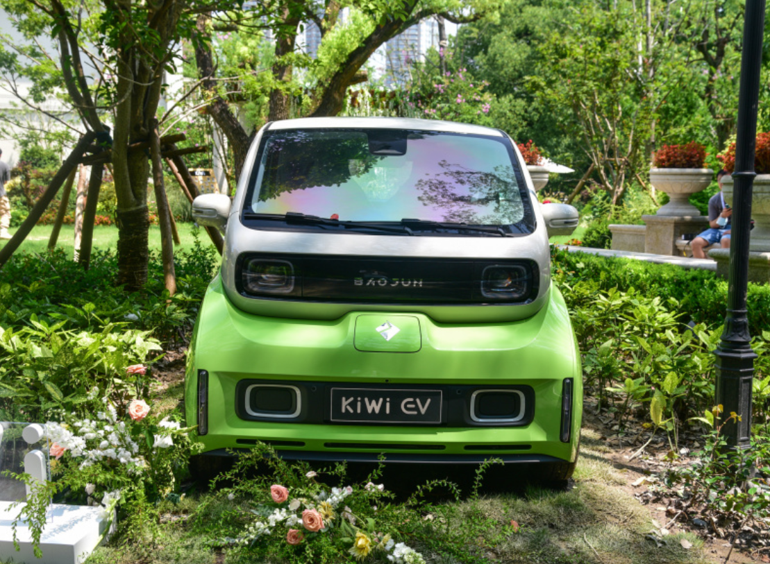 年轻人的通勤车该咋选?对比黑猫小蚂蚁kiwi ev,结果一目了然