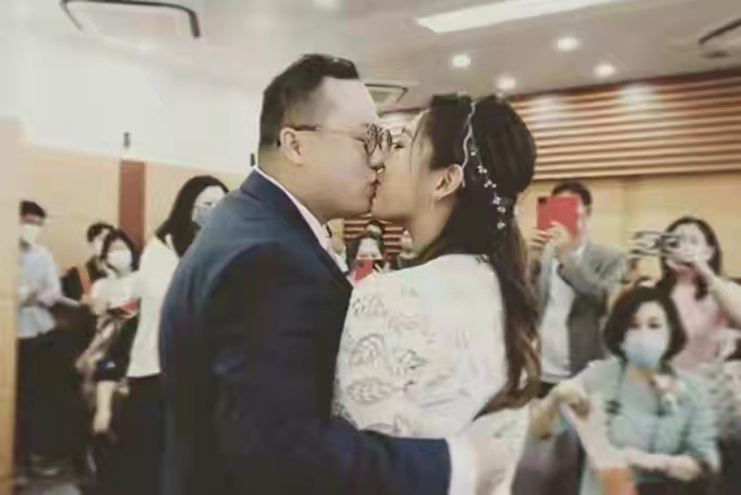 61岁港星4天嫁两女！小女儿晒照官宣结婚，妈妈再婚后改和继父姓休闲区蓝鸢梦想 - Www.slyday.coM