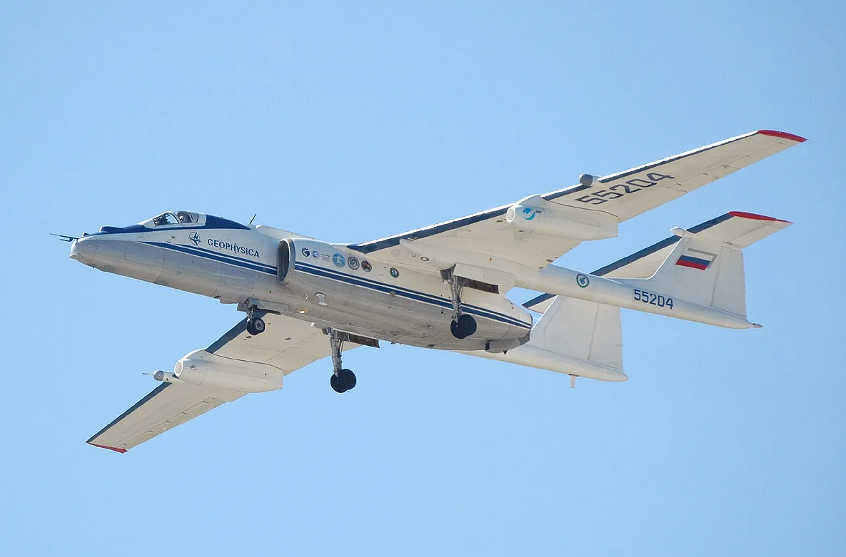 不过俄罗斯也有一款整体实力不俗的侦察机,这就是m-55侦察机.