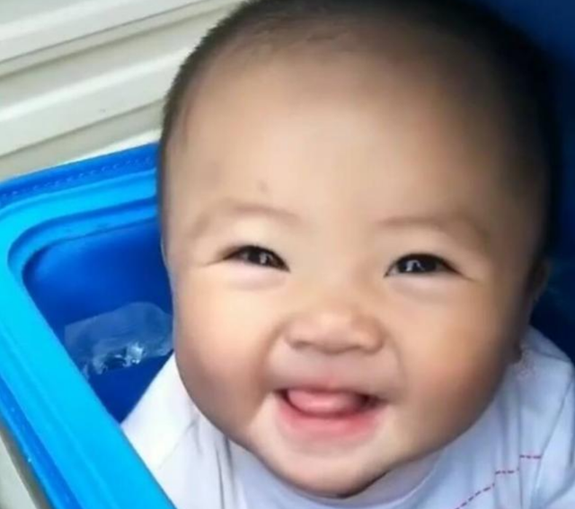 6个月女婴“住”在外卖箱里，跟着爸爸送外卖，如今的她怎么样了休闲区蓝鸢梦想 - Www.slyday.coM