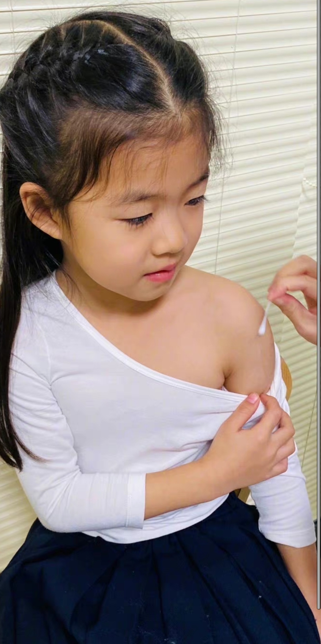 章子怡晒女儿打针照片,女孩注视针头很勇敢,基因强大颜值随妈妈