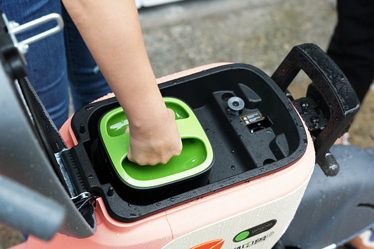 当然换换系列新品的一大亮点就是更换电池非常方便,不仅适配了换换