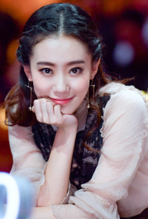 张小斐登金九银十大片封面！蹿红也提升衣品？今昔对比风格变化大休闲区蓝鸢梦想 - Www.slyday.coM