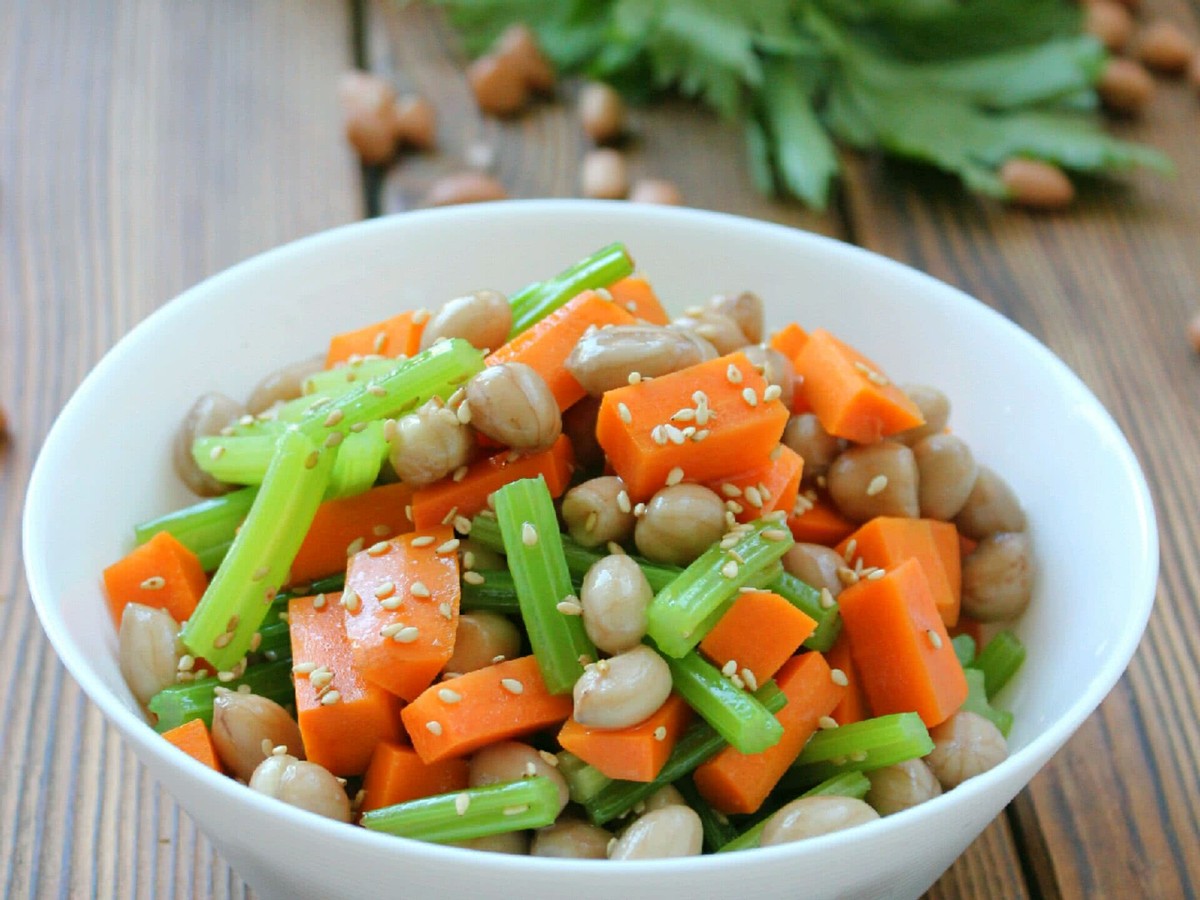 家庭必备炝拌菜芹菜花生米清脆爽口咸香味美超级开胃