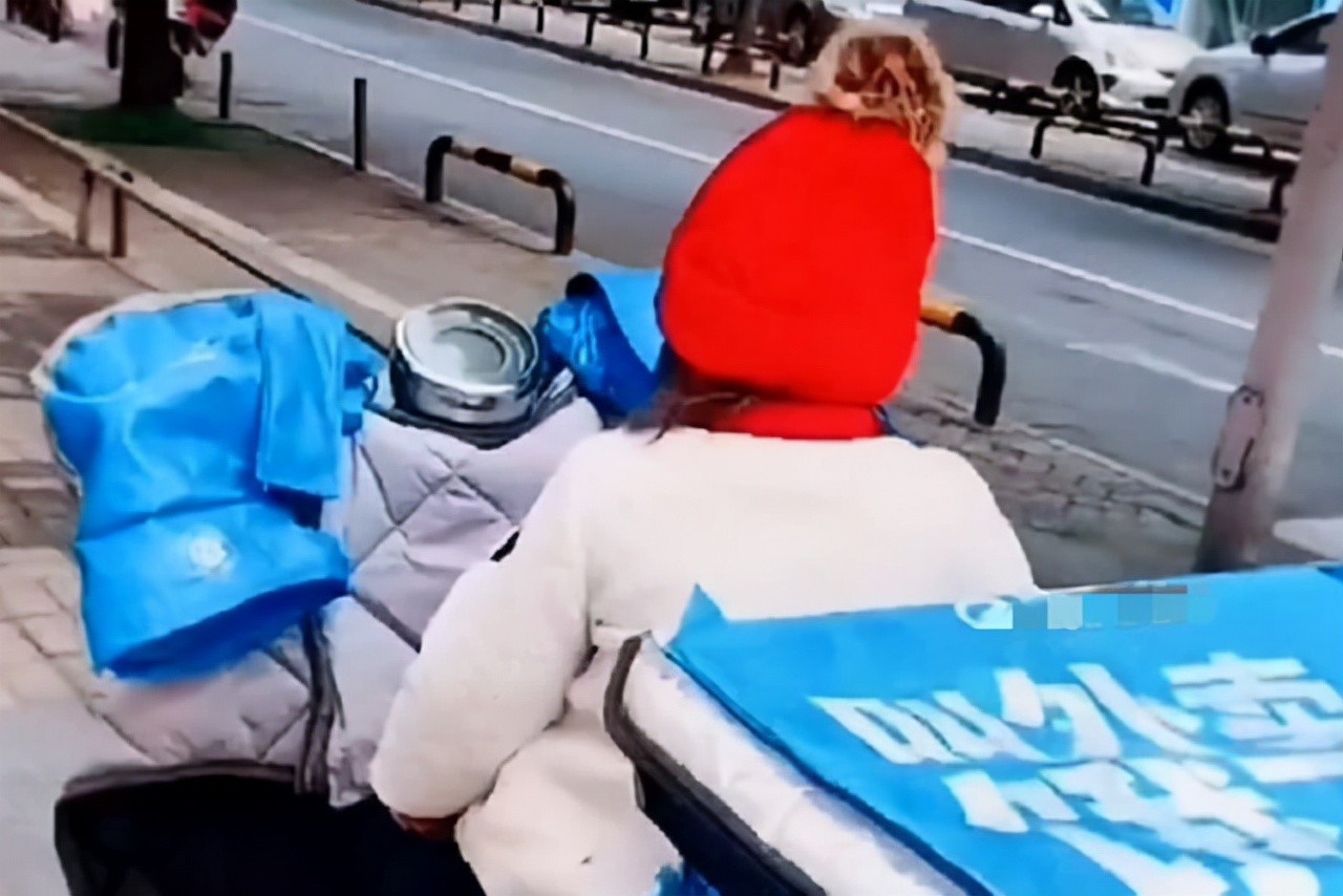 6个月女婴“住”在外卖箱里，跟着爸爸送外卖，如今的她怎么样了休闲区蓝鸢梦想 - Www.slyday.coM