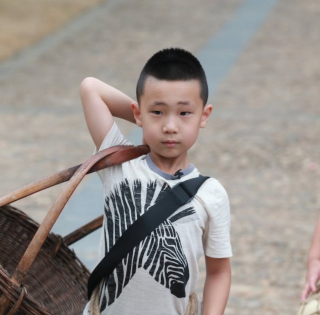 林永健儿子登台演奏钢琴,一身西装优雅亮相,9岁就拿下国际大奖|林大竣