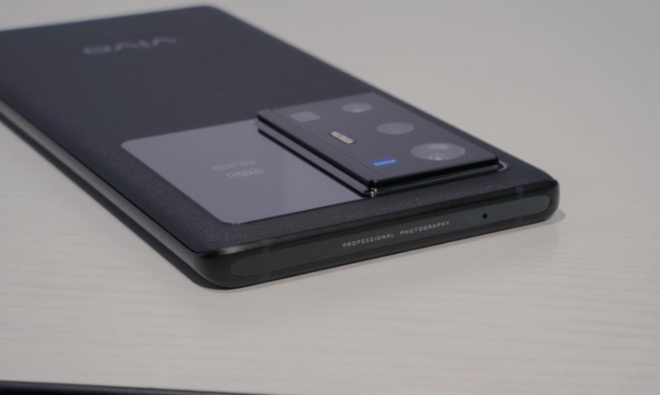 除此之外,vivo x70 pro 还支持红外遥控,ip 68级防水等非常实用的功能