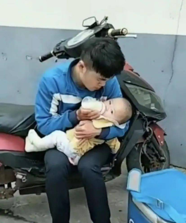 6个月女婴“住”在外卖箱里，跟着爸爸送外卖，如今的她怎么样了休闲区蓝鸢梦想 - Www.slyday.coM