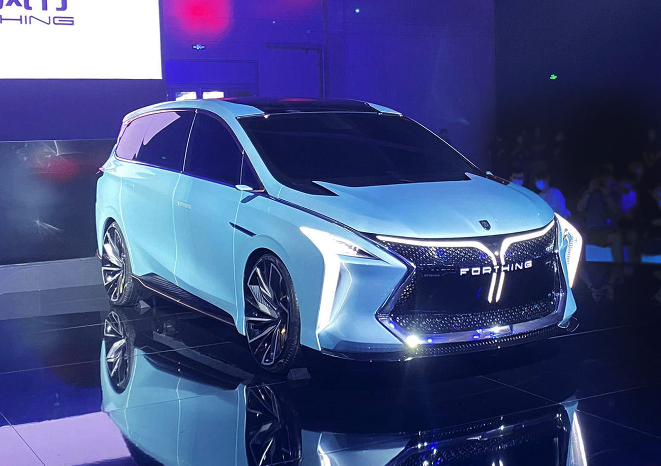 首先,新车的中网轮廓和概念车基本一致,使用了z形的大嘴式中网,两侧和