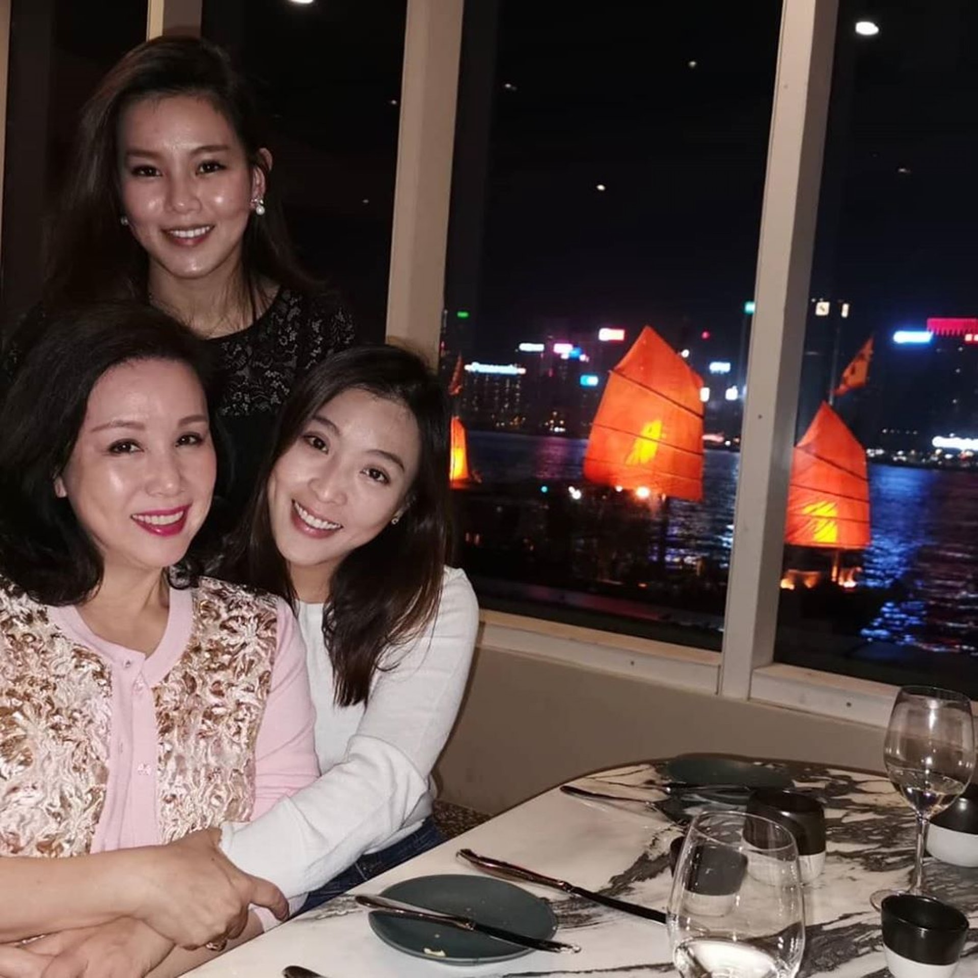 61岁港星4天嫁两女！小女儿晒照官宣结婚，妈妈再婚后改和继父姓休闲区蓝鸢梦想 - Www.slyday.coM