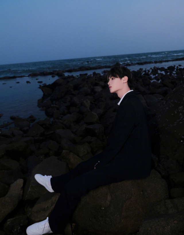 黄明昊海边氛围感写真,黑衣与礁石融为一体,帅气俊逸少年魅力|黄明昊