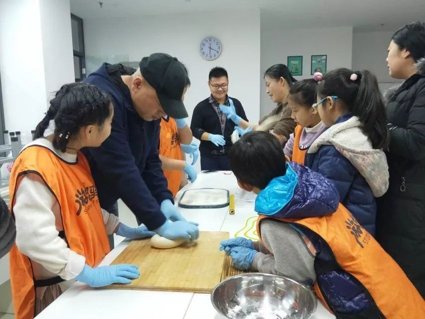 6个月女婴“住”在外卖箱里，跟着爸爸送外卖，如今的她怎么样了休闲区蓝鸢梦想 - Www.slyday.coM