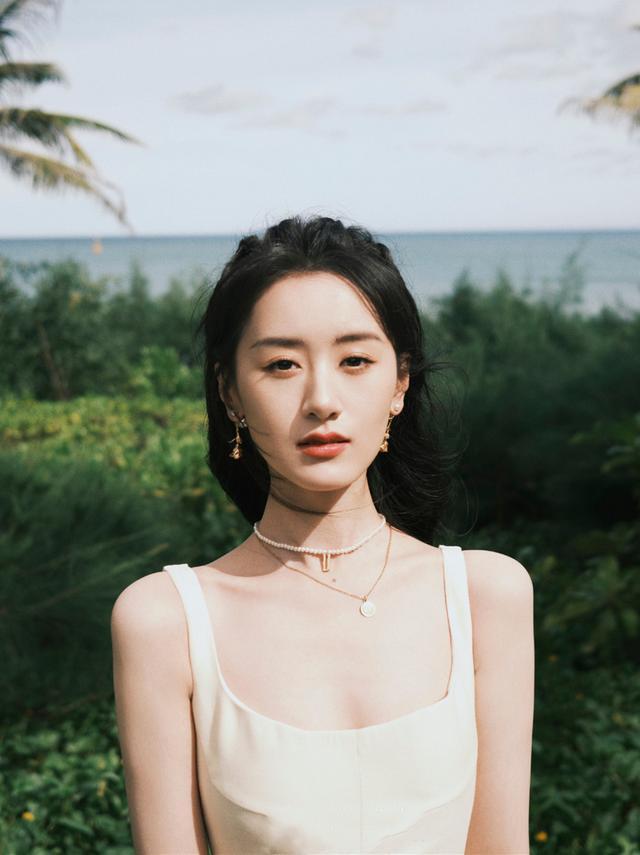袁冰妍的白瓷肌真占优势穿吊带裙似邻家女美得清纯脱俗