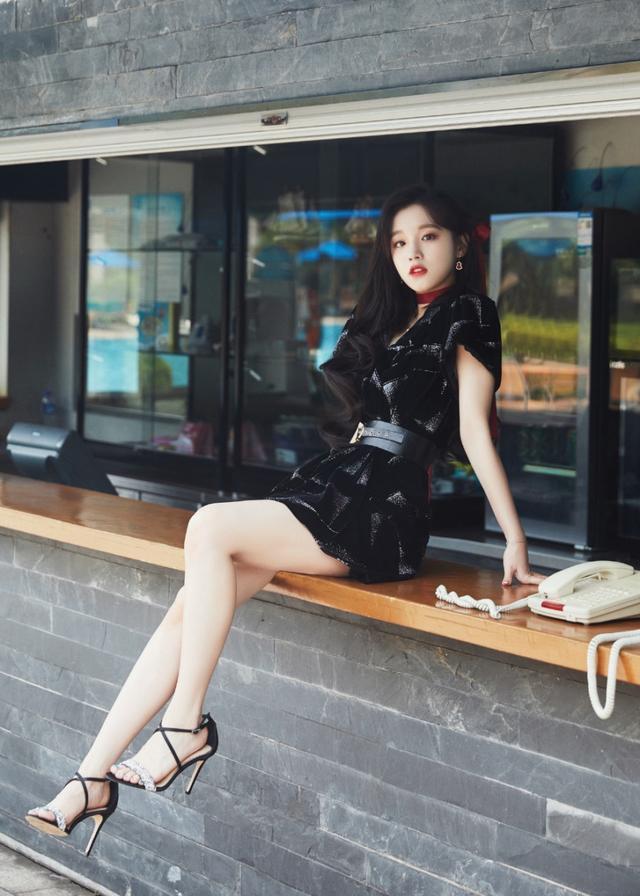 宋雨绮身材被低估了穿黑裙配大波浪扮成熟细长腿根本不用p