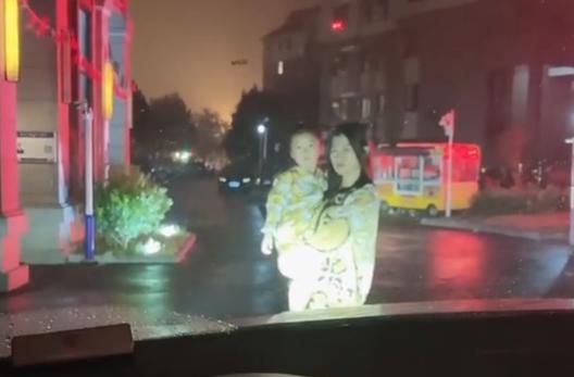 安徽男子深夜玩累回家,发现老婆抱女儿在门口等待,网友大骂男子休闲区蓝鸢梦想 - Www.slyday.coM