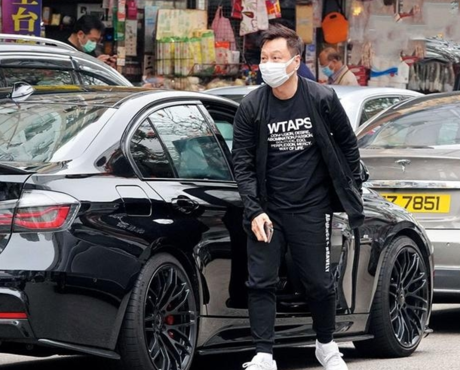 57岁港星儿子月花20万坐拥4辆豪车卖掉香港豪宅定居内地