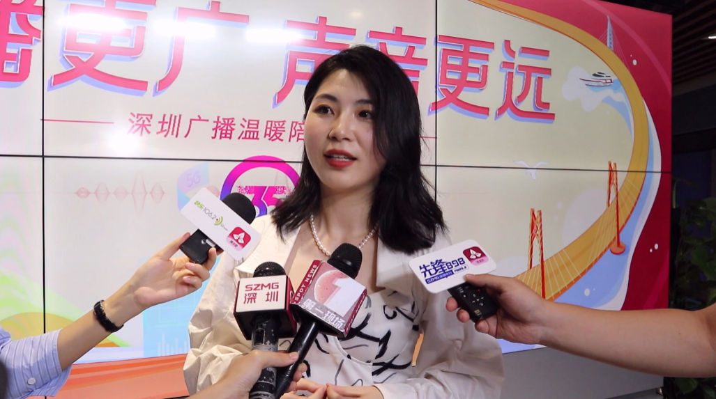 瞿芳:"有位听众,我印象非常深刻,她说,她刚听我们生活942是她生完宝宝