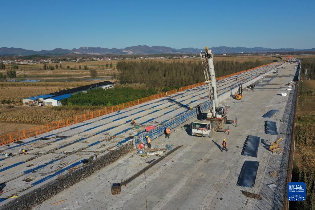 这是京秦高速公路遵（遵化）秦（秦皇岛）段建设施工现场（10月11日摄，无人机照片）。新华社记者 朱旭东 摄