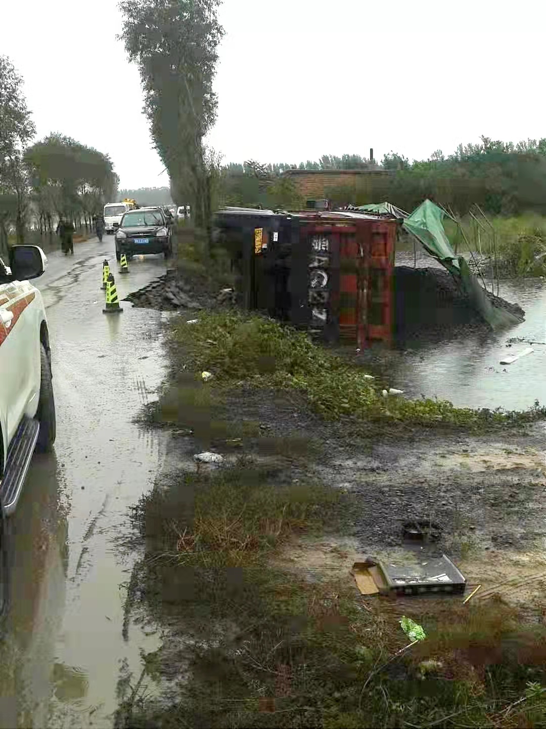 10月9日，桑柳树村内道路塌陷、运煤车翻倒。受访者供图