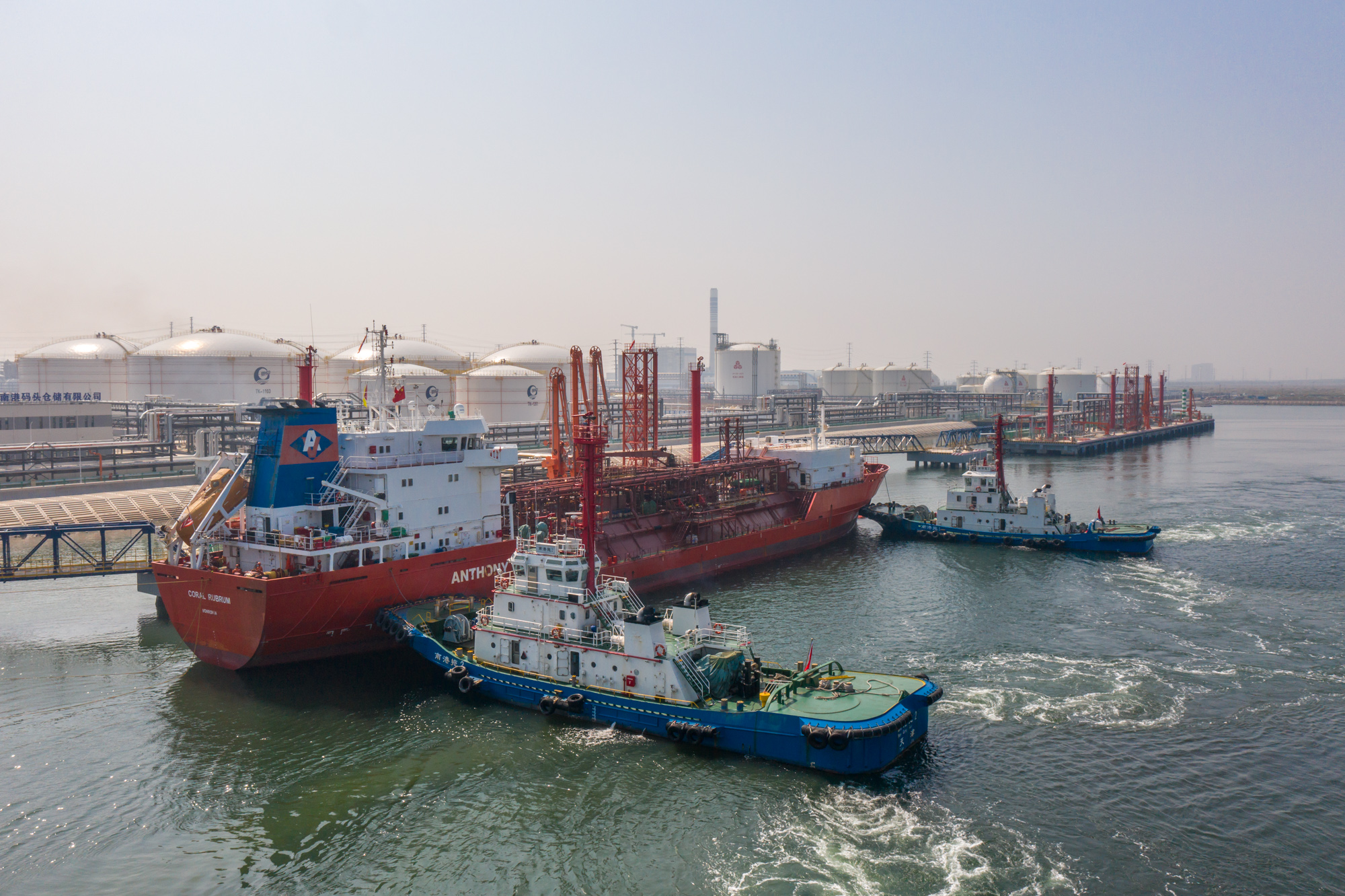 助力能源保供天津大港渤化码头靠泊首艘国际航行船舶