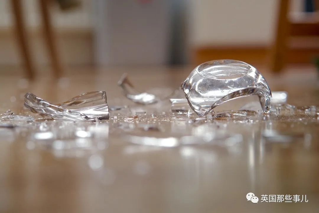 6岁女孩打碎玻璃杯后呼吸不畅父母第一反应是拼好玻璃碎片终于化险为