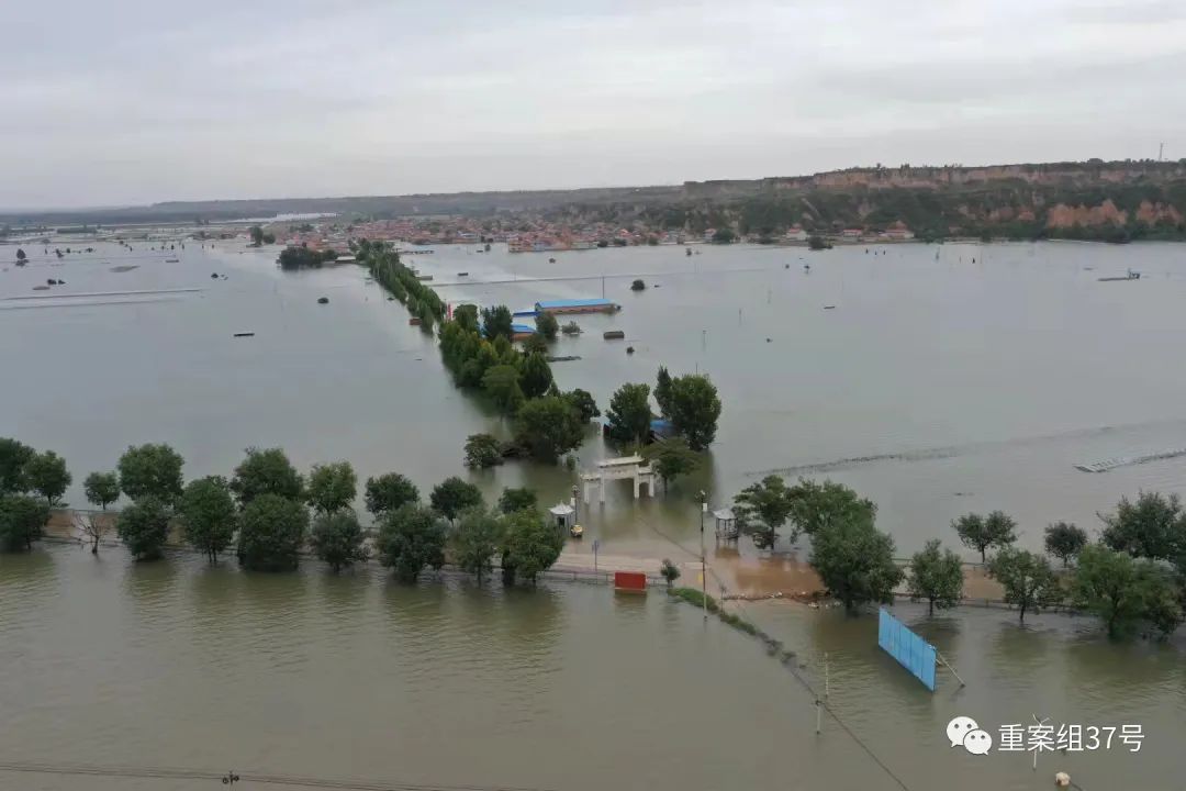 ▲10月10日，荆平村依然淹没在洪水中。新京报记者 张建斌 摄