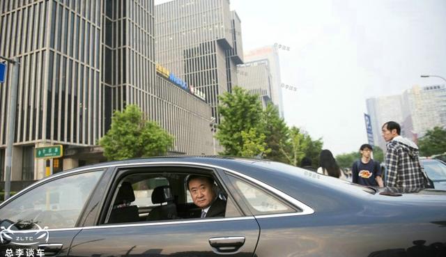 王健林换车了,放弃700多万的迈巴赫,选择了国产,钥匙已拿到