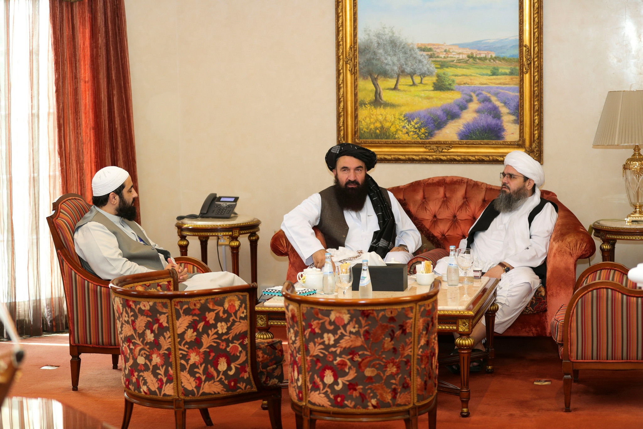 10月12日,阿富汗塔利班代表在卡塔尔首都多哈准备与其他国家代表会 