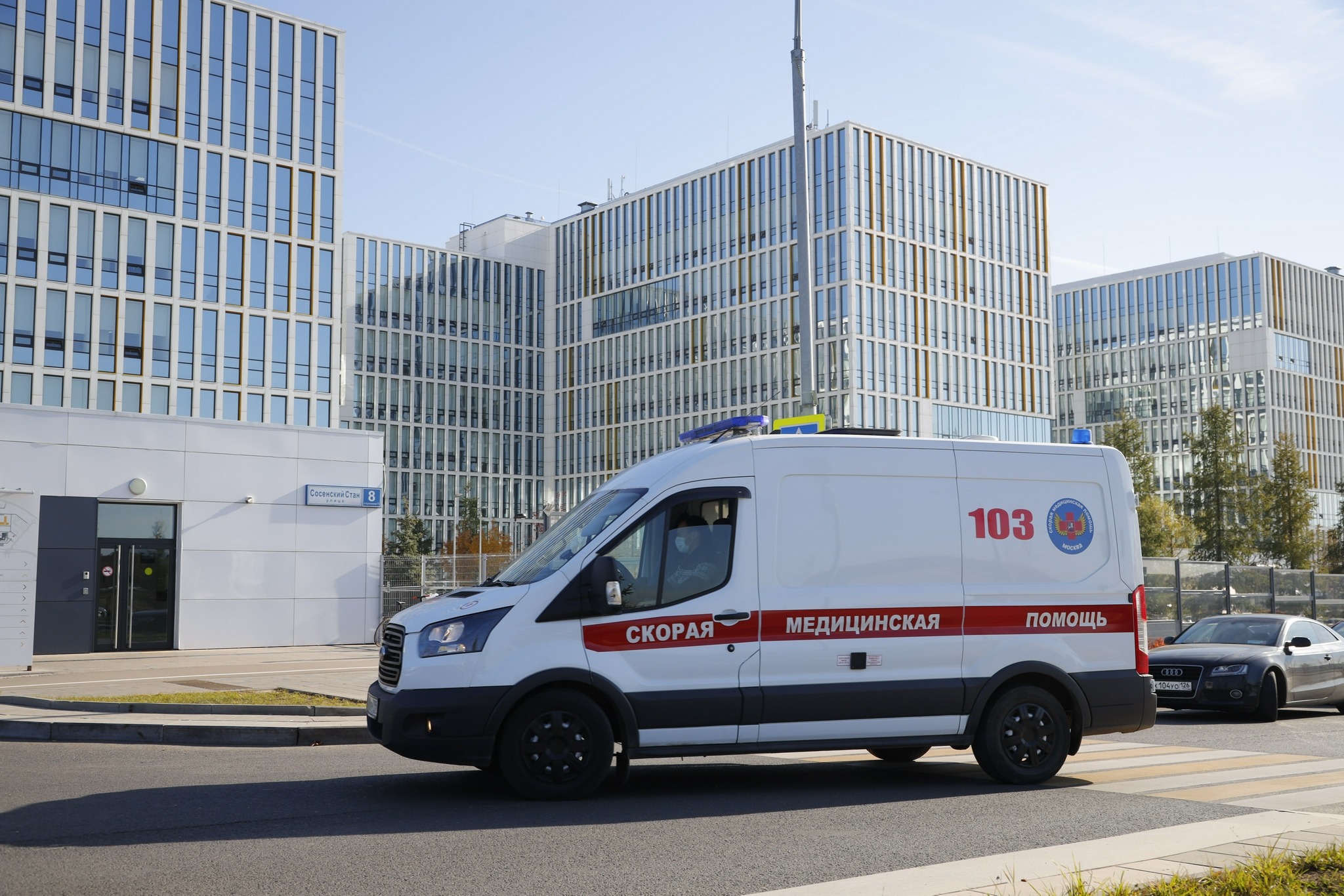 10月11日,救护车驶过俄罗斯莫斯科市郊科穆纳尔卡一家医院.