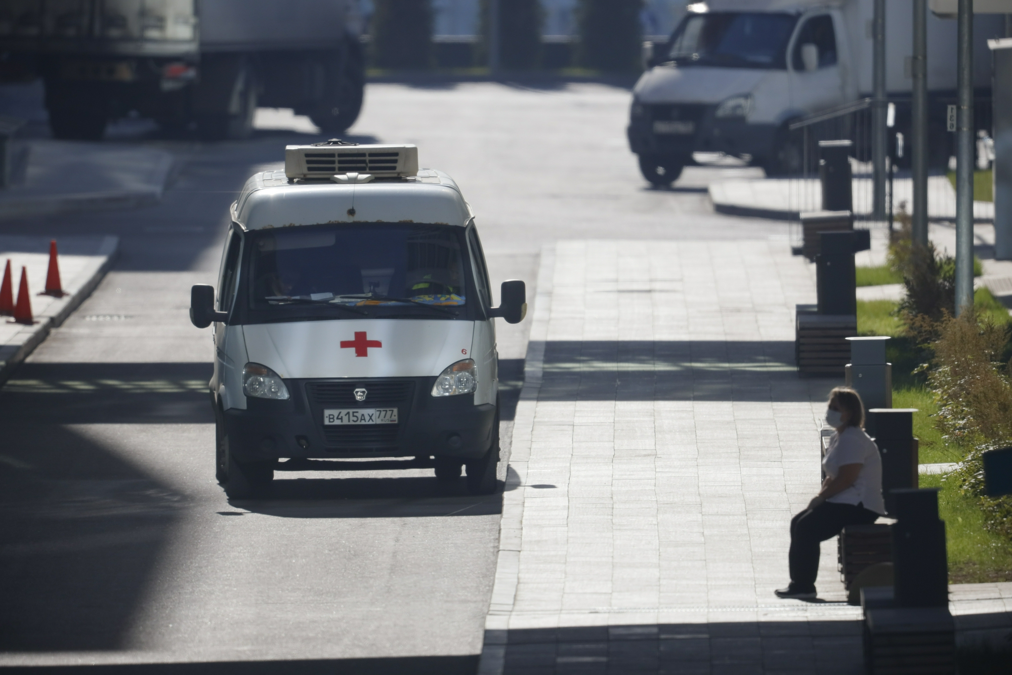 10月11日,救护车停在俄罗斯莫斯科市郊科穆纳尔卡一家医院外.