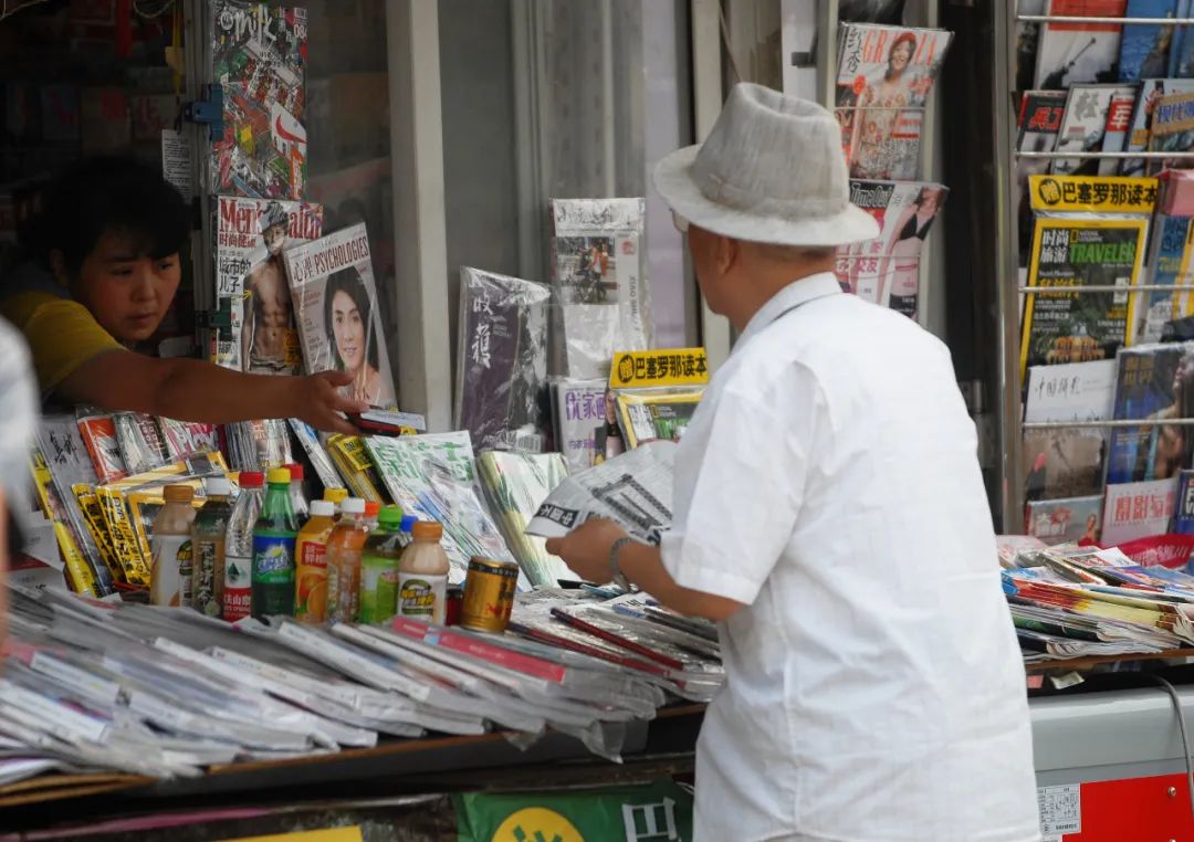 2011年8月4日,北京街头一家报摊.(视觉中国)