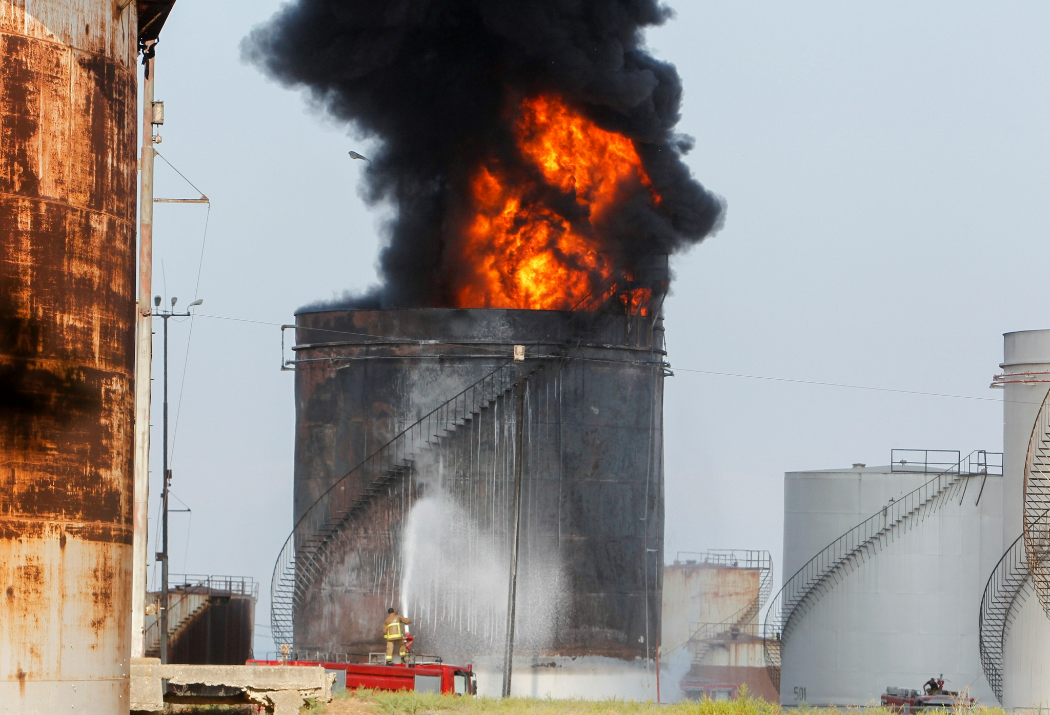 黎巴嫩南部一炼油厂储油罐着火|着火|消防员_新浪新闻