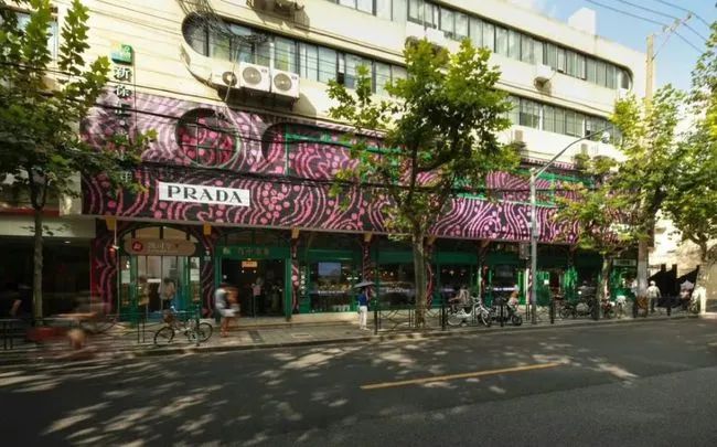 现实版“买椟还珠”！上海Prada菜场外，女子一个举动让人瞠目结舌！休闲区蓝鸢梦想 - Www.slyday.coM